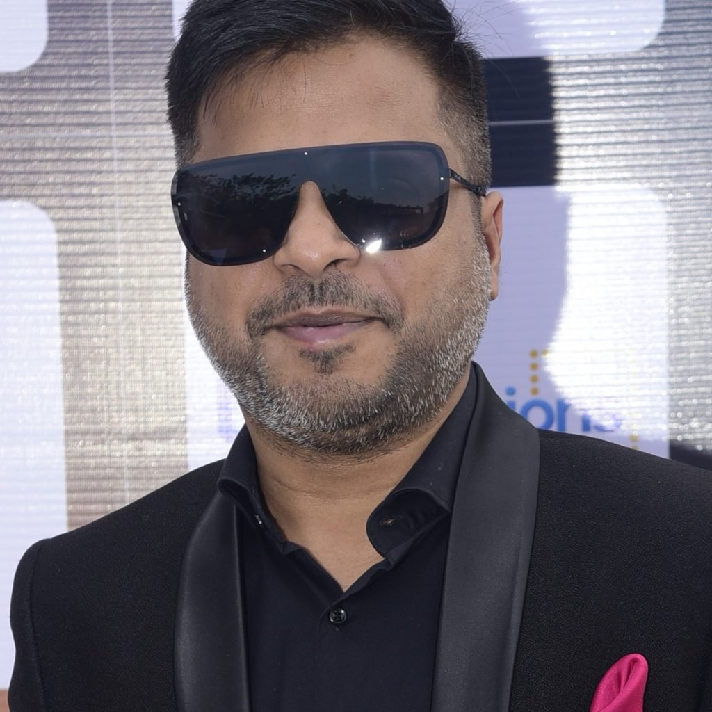 PHOTO - Yellow Kites Travels